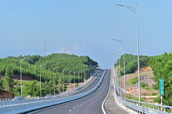 Cao tốc Vân Đồn - Móng Cái rút ngắn thời gian đi từ Hà Nội đến Móng Cái chỉ còn 3 giờ